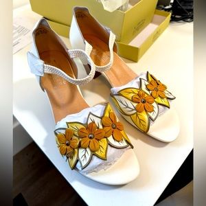 L’Artiste Spring Step white sandals US 9 - brand new!!